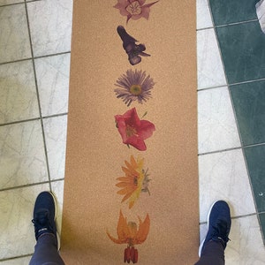 Esterilla de yoga de corcho con diseño de flores silvestres (Deja que tus chakras florezcan) imagen 7