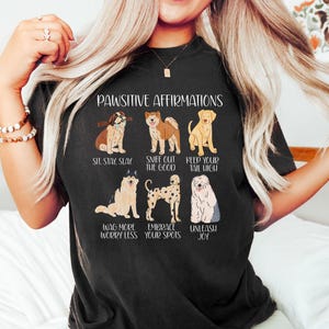 面白い犬、心地よい色、ポジティブな肯定のデザイン - セラピスト、行動分析士、教師への贈り物、犬好きのTシャツ、ポジティブな雰囲気のシャツ