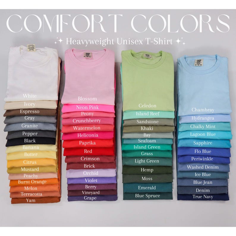 K&ouml;nnte beinhalten: Vier Stapel von Comfort Colors schwergewichtigen Unisex-T-Shirts in einer Vielzahl von Farben. Jedes T-Shirt ist mit seinem spezifischen Farbnamen beschriftet, darunter Wei&szlig;, Elfenbein, Espresso, Grau, Granit, Pfeffer, Schwarz, Banane, Butter, Zitrus, Senf, Pfirsich, gebranntes Orange, Melone, Terrakotta, Yamswurzel, Bl&uuml;te, Neonrosa, Pfingstrose, Beere, Wassermelone, Heliconia, Paprika, Rot, Karmesin, Ziegel, Orchidee, Violett, Beere, Weinberg, Traube, Celadon, Inselriff, Sandstein, Khaki, Bucht, Meerschaum, Inselgr&uuml;n, Gras, Hellgr&uuml;n, Hanf, Moos, Smaragd, Blaufichte, Chambray, Hortensie, Minze, Lagunenblau, Saphir, Flo-Blau, Immergr&uuml;n, gewaschener Denim, Eisblau, Jeansblau, Denim und Marineblau.