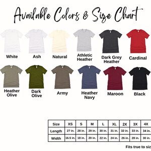 K&ouml;nnte beinhalten: Eine Gr&ouml;&szlig;entabelle f&uuml;r T-Shirts in verschiedenen Farben, darunter Wei&szlig;, Asche, Natur, Athletik-Heather, Dunkelgrau-Heather, Kardinal, Heather Olive, Dunkel Olive, Army, Heather Navy, Maroon und Schwarz. Die Tabelle zeigt die L&auml;nge und Breite jeder Gr&ouml;&szlig;e von XS bis 4X in Zoll an.