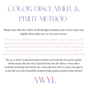 K&ouml;nnte beinhalten: Eine wei&szlig;e Infografik mit schwarzem Text mit dem Titel COLOR DISCLAIMER & PRINT METHOD. Sie erkl&auml;rt, dass Produktfarben je nach Bildschirmeinstellung variieren k&ouml;nnen und beschreibt ein direktes Textildruckverfahren. Der Text endet mit AWYL.