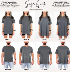 K&ouml;nnte beinhalten: Eine Gr&ouml;&szlig;entabelle f&uuml;r Comfort Colors 1717 T-Shirts mit acht Personen, die verschiedene Gr&ouml;&szlig;en von Small bis 2X-Large tragen. Die Tabelle enth&auml;lt Angaben zu Gr&ouml;&szlig;e und Gewicht der Modelle und zeigt die Passform des grauen T-Shirts an verschiedenen K&ouml;rpern.