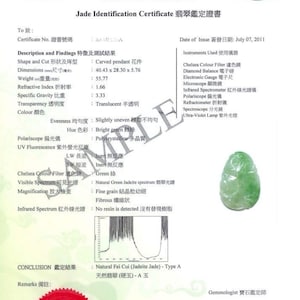 Puede incluir: Certificado de identificación de jade con un colgante tallado. El certificado incluye dimensiones de 40,43 x 28,30 x 5,76 mm, un peso de 55,77 gramos y un índice de refracción de 1,66. El color es verde brillante. Certificado de Hong Kong Kowloon Jade & Jewellery Laboratory Ltd.