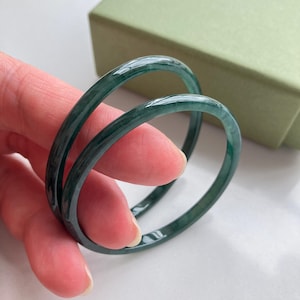 46mm×48mm 天然グアテマラ産ブルージェダイト細身バングル、グレードA、重ね付け可能、繊細なXXSサイズリストジュエリー、子供へのプレミアムギフト