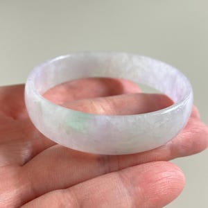 52 mm (passend für 50 mm) Lavendelgrüner Jadeit-Armreif, Flacher Armreif aus eisweißem Jade der Güteklasse A, Hellviolettgrüner Jadeit