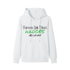 Könnte beinhalten: Weißer Kapuzenpullover mit Fronttasche und Kordelzug. Auf der Vorderseite steht in schwarzer und grüner Schrift "Monrovia High School WILDCATS ALUMNI".