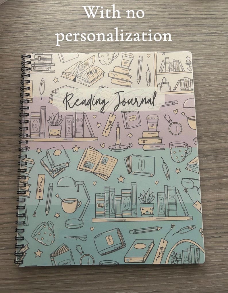 Pode incluir: Um di&aacute;rio de leitura em espiral azul e roxo com um design caprichoso que apresenta livros, x&iacute;caras de caf&eacute;, estrelas e uma vela. A capa diz "Reading Journal".