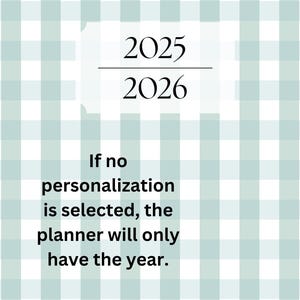 Może przedstawiać: Projekt planera z jasnoniebiesko-białym kratkowanym tłem. Wyświetlany jest tekst "2025" nad "2026". Poniżej tekst brzmi: "Jeśli nie zostanie wybrana personalizacja, planer będzie miał tylko rok."