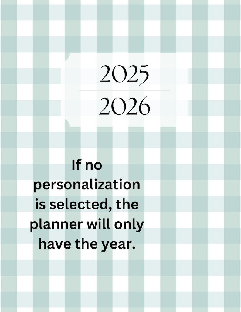 Może przedstawiać: Projekt planera z jasnoniebiesko-białym kratkowanym tłem. Wyświetlany jest tekst "2025" nad "2026". Poniżej tekst brzmi: "Jeśli nie zostanie wybrana personalizacja, planer będzie miał tylko rok."