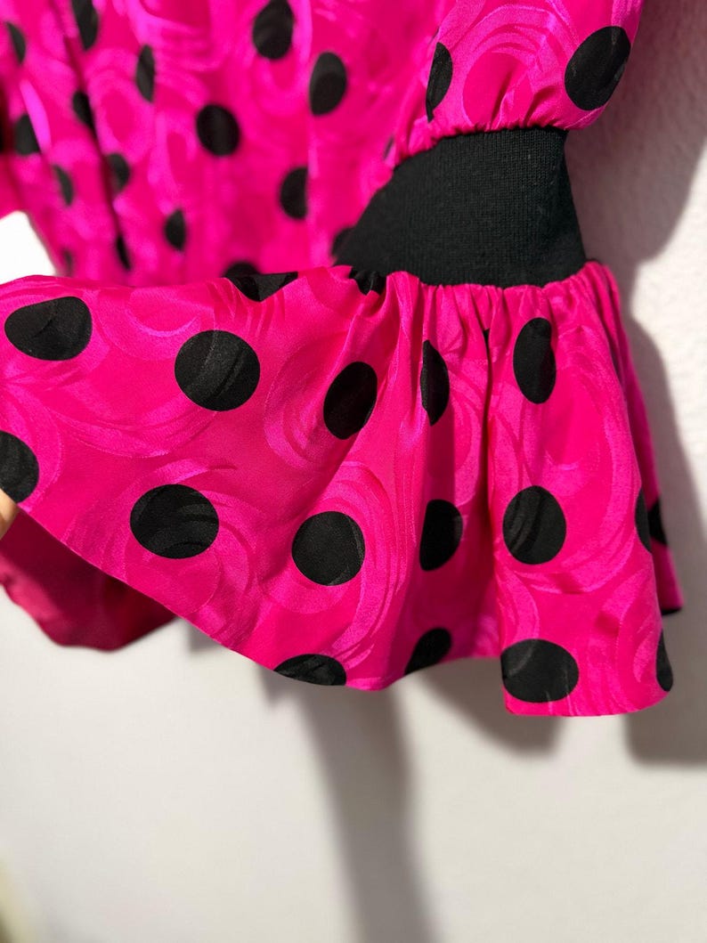 Top vintage Adrianna Papell 100% seda rosa fucsia con lunares, mangas abullonadas y peplum, talla 12 imagen 3