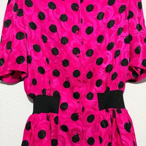 Top vintage Adrianna Papell 100% seda rosa fucsia con lunares, mangas abullonadas y peplum, talla 12 imagen 4