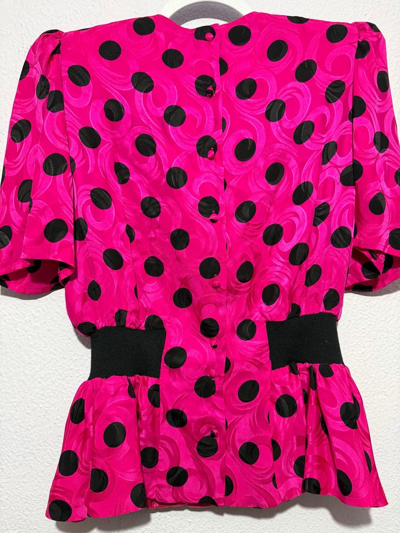 Top vintage Adrianna Papell 100% seda rosa fucsia con lunares, mangas abullonadas y peplum, talla 12 imagen 4