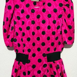 Top vintage Adrianna Papell 100% seda rosa fucsia con lunares, mangas abullonadas y peplum, talla 12 imagen 1