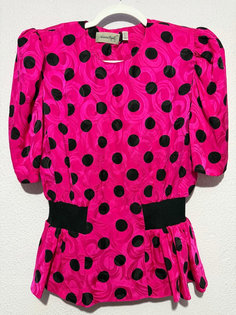 Top vintage Adrianna Papell 100% seda rosa fucsia con lunares, mangas abullonadas y peplum, talla 12 imagen 1