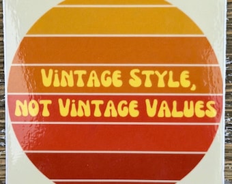 Op de afbeelding: Een ronde sticker met een retro-ontwerp. Het heeft een verloop van oranje en rode horizontale strepen, met de tekst "VINTAGE STYLE, NOT VINTAGE VALUES" in een gele, retro-stijl lettertype.