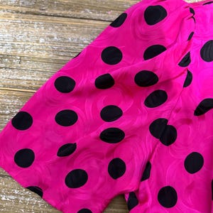 Top vintage Adrianna Papell 100% seda rosa fucsia con lunares, mangas abullonadas y peplum, talla 12 imagen 5
