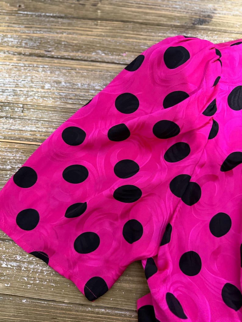 Top vintage Adrianna Papell 100% seda rosa fucsia con lunares, mangas abullonadas y peplum, talla 12 imagen 5