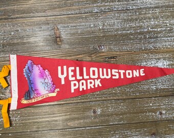 Banderín de fieltro rojo estilo retro de Old Faithful del Parque Nacional de Yellowstone