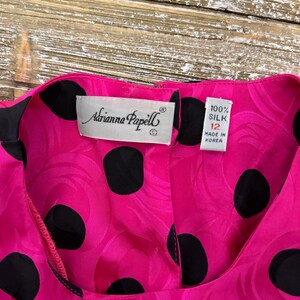 Top vintage Adrianna Papell 100% seda rosa fucsia con lunares, mangas abullonadas y peplum, talla 12 imagen 7