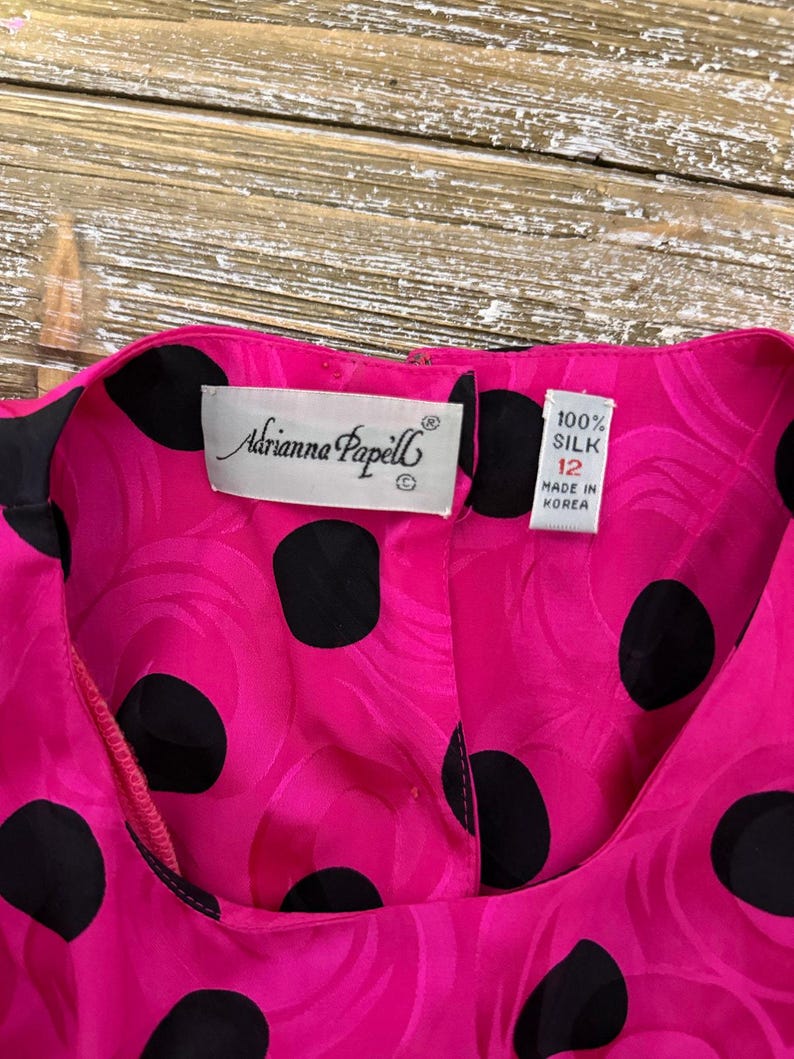 Top vintage Adrianna Papell 100% seda rosa fucsia con lunares, mangas abullonadas y peplum, talla 12 imagen 7