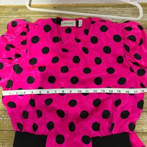 Top vintage Adrianna Papell 100% seda rosa fucsia con lunares, mangas abullonadas y peplum, talla 12 imagen 8