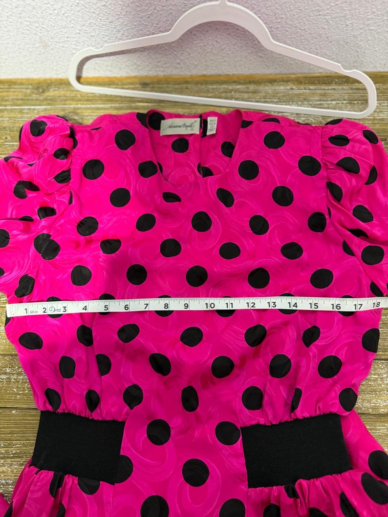 Top vintage Adrianna Papell 100% seda rosa fucsia con lunares, mangas abullonadas y peplum, talla 12 imagen 8