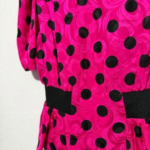Top vintage Adrianna Papell 100% seda rosa fucsia con lunares, mangas abullonadas y peplum, talla 12 imagen 2