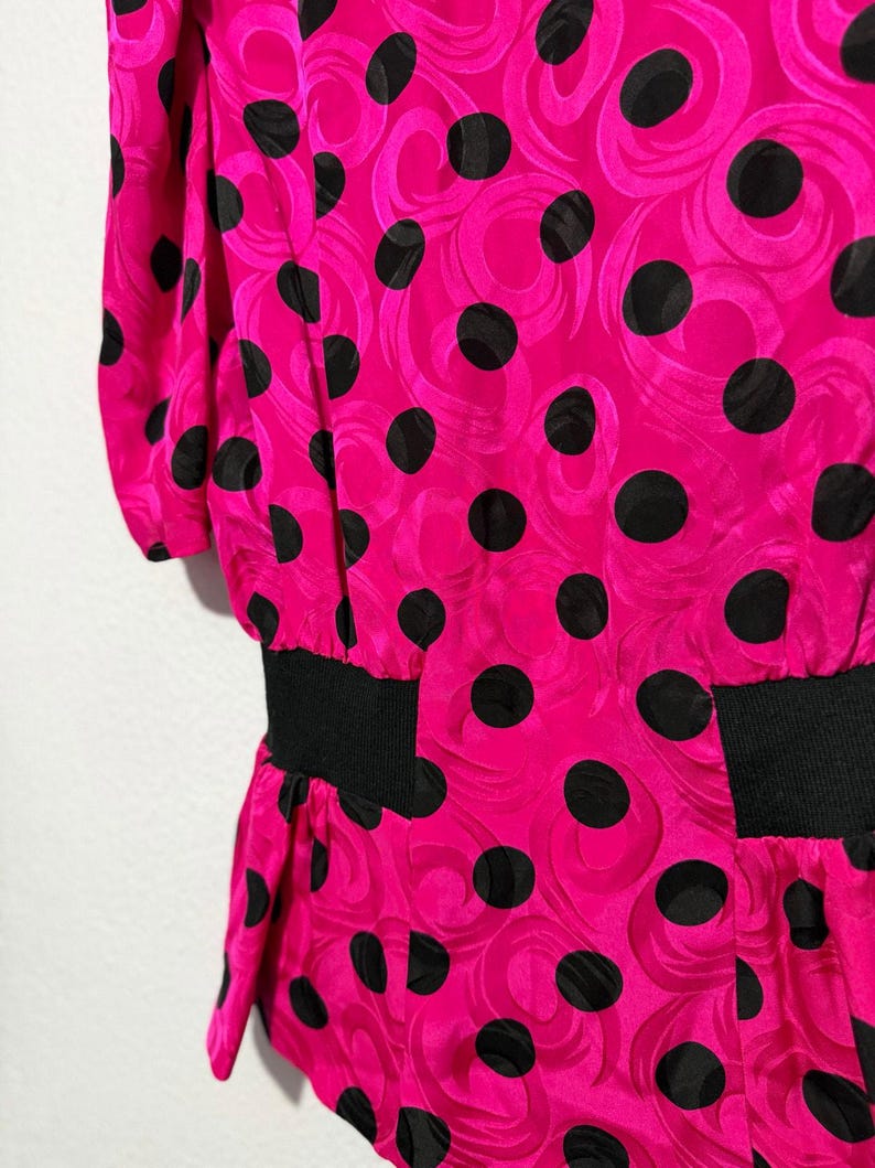Top vintage Adrianna Papell 100% seda rosa fucsia con lunares, mangas abullonadas y peplum, talla 12 imagen 2