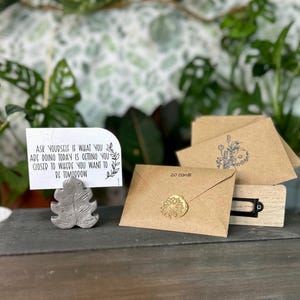 Afirmações de positividade com suporte - presente de autocuidado feito à mão