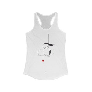 Op de afbeelding: Wit tanktop met een zwart kalligrafisch ontwerp van het woord "Love" met een rode diamant aan de onderkant. Het woord "Love" is in kleine lettertjes onderaan het ontwerp gedrukt.