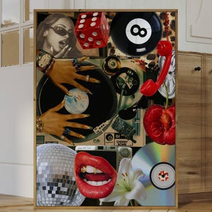 以下が含まれることがあります： サングラスをかけた女性、赤いサイコロ、8ボール、レコードプレーヤー、赤い電話、赤いサクランボ、ディスコボール、赤い唇を特徴とする額入りのコラージュ。ヴィンテージレトロなテーマ。