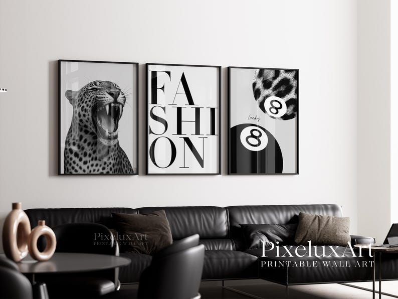 K&ouml;nnte beinhalten: Drei gerahmte Schwarz-Wei&szlig;-Drucke. Sie zeigen einen br&uuml;llenden Leoparden, das Wort "FASHION" in fetten Buchstaben und eine Billardkugel mit der Nummer 8 und Leopardenmuster. Sie sind &uuml;ber einem schwarzen Ledersofa ausgestellt.