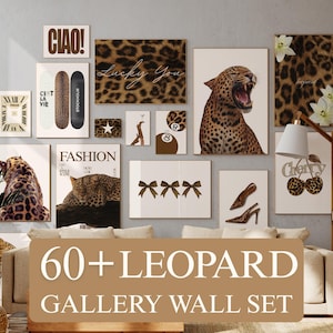 Könnte beinhalten: Eine Galerie-Wand-Set mit mehreren gerahmten Kunstwerken mit Leopardenmuster. Die Sammlung umfasst Bilder von Leoparden, Modezeitschriften-Covern und Texten wie "CIAO!" und "Lucky You". Das Set enthält auch ein Sofa und eine Stehlampe.