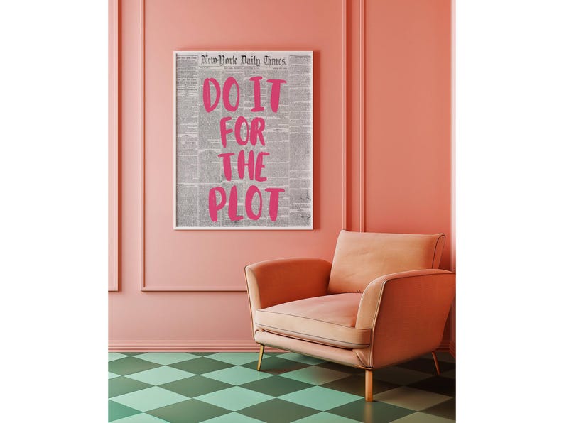 Puede incluir: Una impresi&oacute;n enmarcada con el texto "DO IT FOR THE PLOT" en letras de color rosa brillante. La impresi&oacute;n est&aacute; sobre un fondo de peri&oacute;dico gris. Debajo de la impresi&oacute;n hay un sill&oacute;n color melocot&oacute;n, y el suelo tiene un patr&oacute;n de cuadros verdes y blancos.