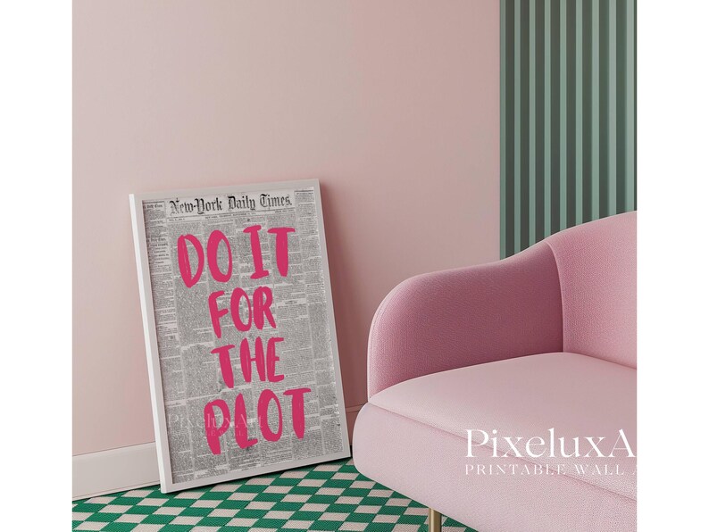 Puede incluir: Un estampado enmarcado con el texto "DO IT FOR THE PLOT" en rosa brillante, sobre un fondo de peri&oacute;dico. El estampado est&aacute; en un marco blanco y se apoya en una pared rosa. Tambi&eacute;n se ven un sill&oacute;n rosa y un suelo a cuadros verdes y blancos.