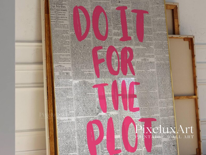 Puede incluir: Arte mural enmarcado con un fondo de peri&oacute;dico vintage y la frase "DO IT FOR THE PLOT" en letras rosa brillante. La obra de arte se presenta en un marco de madera.