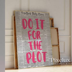 Puede incluir: Impresi&oacute;n enmarcada con un fondo de peri&oacute;dico vintage y las palabras "DO IT FOR THE PLOT" en rosa brillante. La impresi&oacute;n est&aacute; apoyada contra una pared, ofreciendo un mensaje moderno y motivador.