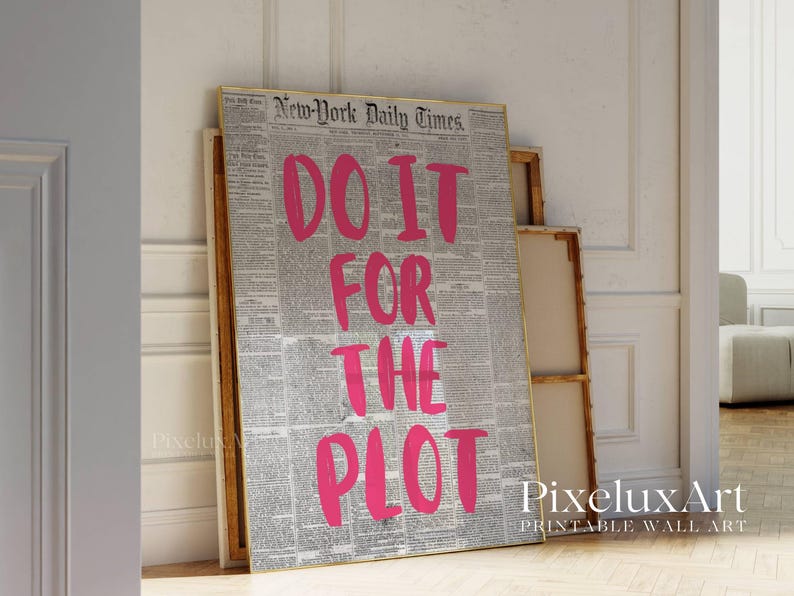 Puede incluir: Impresi&oacute;n enmarcada con un fondo de peri&oacute;dico vintage y las palabras "DO IT FOR THE PLOT" en rosa brillante. La impresi&oacute;n est&aacute; apoyada contra una pared, ofreciendo un mensaje moderno y motivador.