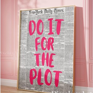 Puede incluir: Impresi&oacute;n enmarcada con un fondo de peri&oacute;dico vintage. El titular dice "New-York Daily Times". El texto "DO IT FOR THE PLOT" es de color rosa brillante. La impresi&oacute;n est&aacute; en un marco dorado y se apoya en una pared rosa.