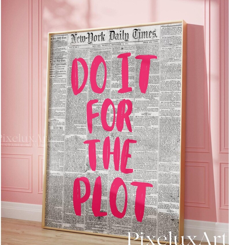 Puede incluir: Impresi&oacute;n enmarcada con un fondo de peri&oacute;dico vintage. El titular dice "New-York Daily Times". El texto "DO IT FOR THE PLOT" es de color rosa brillante. La impresi&oacute;n est&aacute; en un marco dorado y se apoya en una pared rosa.