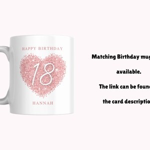 Może przedstawiać: Biały kubek ceramiczny z wzorem r&oacute;żowego serca z brokatem i tekstem "HAPPY BIRTHDAY 18 HANNAH".