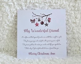 Könnte beinhalten: Eine weiße Karte mit einem rosafarbenen und weißen Weihnachtsgruß. Die Karte zeigt eine handgezeichnete Illustration eines Zweigs mit Ornamenten und dem Text "My Wonderful friend". Der Text lautet: "Es heißt oft, dass besondere Freunde ihr Gewicht in Gold wert sind. Sie bringen dir Freude und Trost, während die Jahre vergehen. Sie wissen genau, wie man dich zum Lächeln bringt und deine Stimmung hebt. Deshalb bin ich so dankbar, einen Freund wie dich zu haben. Frohe Weihnachten Ann."