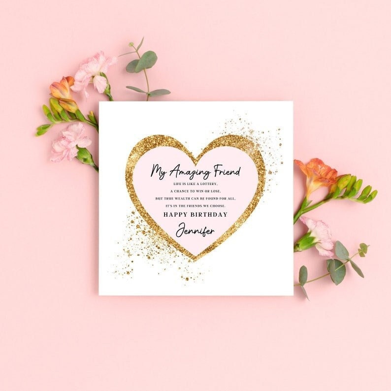 Puede incluir: Una tarjeta blanca con un coraz&oacute;n de purpurina dorada que dice "My Amazing Friend" y "Happy Birthday Jennifer". El texto dentro del coraz&oacute;n dice "La vida es como una loter&iacute;a. Una oportunidad de ganar o perder, pero la verdadera riqueza se puede encontrar para todos. Est&aacute; en los amigos que elegimos."
