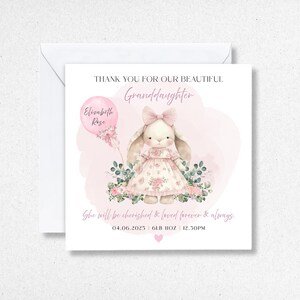 Puede incluir: Tarjeta de felicitaci&oacute;n cuadrada con una ilustraci&oacute;n de acuarela de un conejito con un vestido y un globo rosa. La tarjeta dice "Gracias por nuestra hermosa nieta". Tambi&eacute;n incluye el texto "Ella ser&aacute; apreciada y amada para siempre".