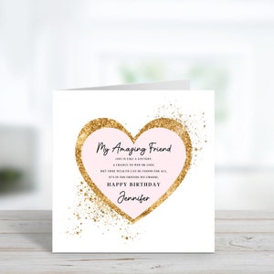 Puede incluir: Un coraz&oacute;n de purpurina rosa y dorada con el texto "My Amazing Friend" y una cita sobre la amistad. El texto "Happy Birthday Jennifer" est&aacute; debajo del coraz&oacute;n.
