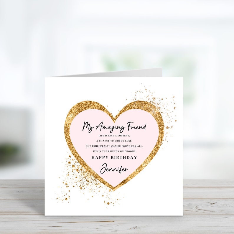 Puede incluir: Un coraz&oacute;n de purpurina rosa y dorada con el texto "My Amazing Friend" y una cita sobre la amistad. El texto "Happy Birthday Jennifer" est&aacute; debajo del coraz&oacute;n.