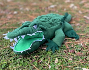 Naaipatroon krokodilkrokodil: groot formaat knuffel met pyjamatas (digitaal patroon direct downloaden)