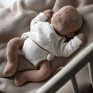 Gewichtete, von der Waldorfschule inspirierte Babypuppe mit Kleidung, lebensgroße Neugeborenenpuppe
