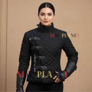 Puede incluir: Chaqueta acolchada negra con cuello alto y detalles de cuero. La chaqueta presenta un patrón de diamantes y se abrocha con tres hebillas. El texto "MW PLANET" es visible. La chaqueta tiene mangas de cuero.
