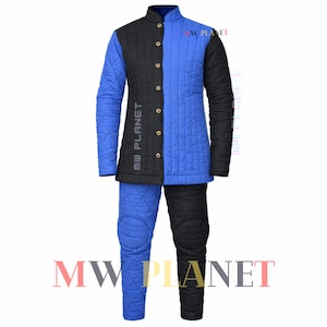 Puede incluir: Conjunto de chaqueta y pantalón de esgrima acolchados, divididos verticalmente en negro y azul. La chaqueta tiene cuello mandarín y botones de madera. El texto "MW PLANET" está impreso en la chaqueta y el pantalón. Diseñado para la protección en esgrima.